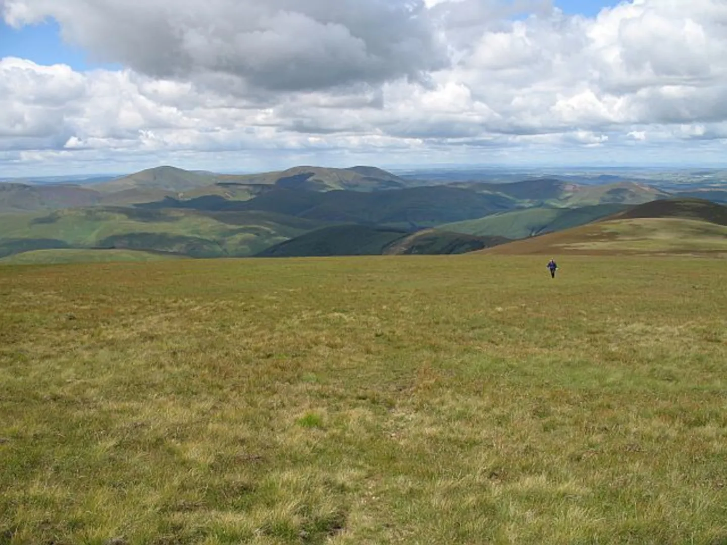 An image depicting the trail Broad Law and its surrounding area.