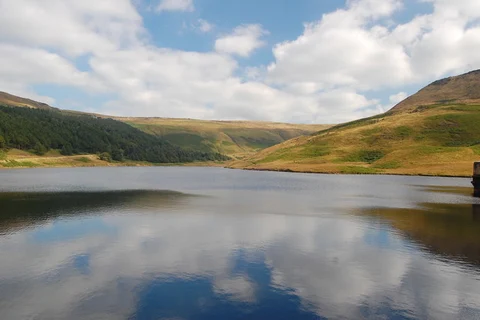 An image depicting the trail Broadstone Hill and Yeoman Hey Reservoir Loop via Oldham Way and its surrounding area.