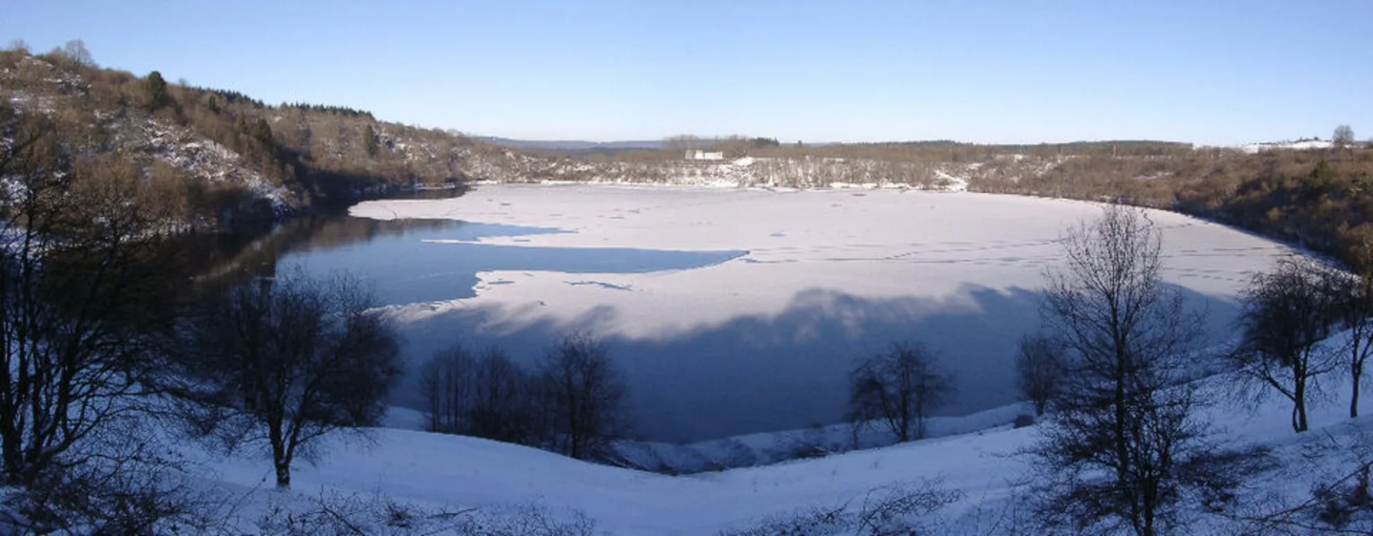 An image depicting the trail Three Lakes Loop - Schalkenmehrener Maar, Weinfelder Maar and Gemündener Maar and its surrounding area.