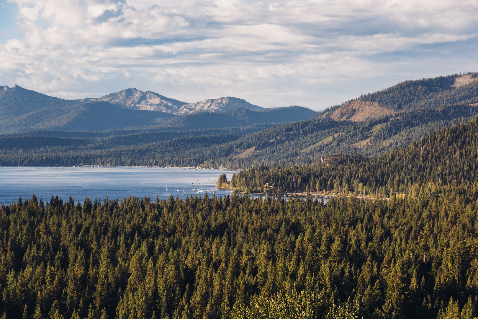 An image depicting the trail Stony Ridge Lake and Rubicon Lake via Tahoe Yosemite Trail and its surrounding area.