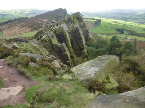 An image depicting the trail Hen Cloud and Don Whillans Memorial Hut Loop and its surrounding area.