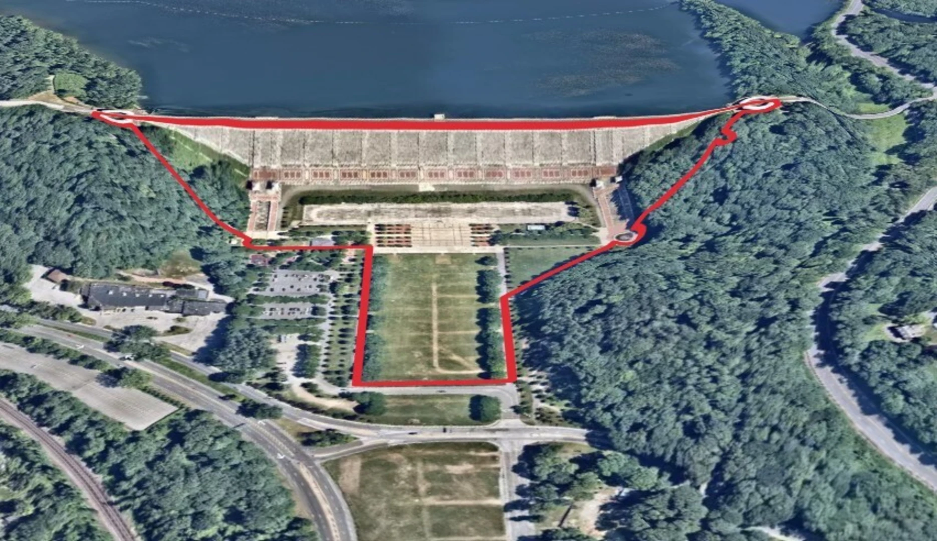An image depicting the trail Kensico Dam Plaza Loop and its surrounding area.