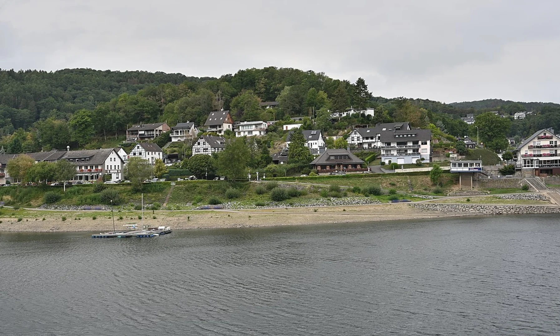 An image depicting the trail Rur Reservoir via Wanderweg and Bachtaeler Hoehenroute and its surrounding area.