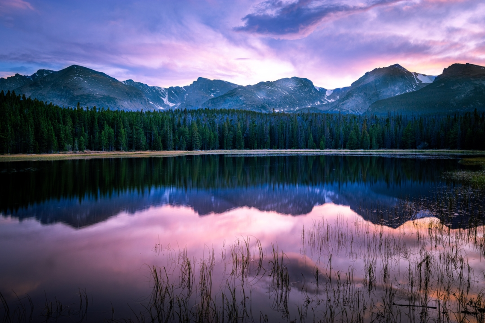 An image depicting the trail Bierstadt Lake Loop Trail and its surrounding area.