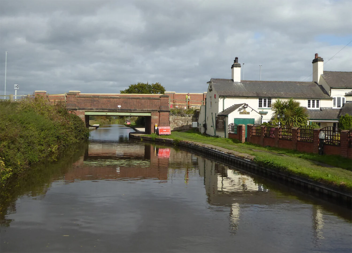 An image depicting the trail Burton on Trent to Barton under Needwood Canal Walk and its surrounding area.