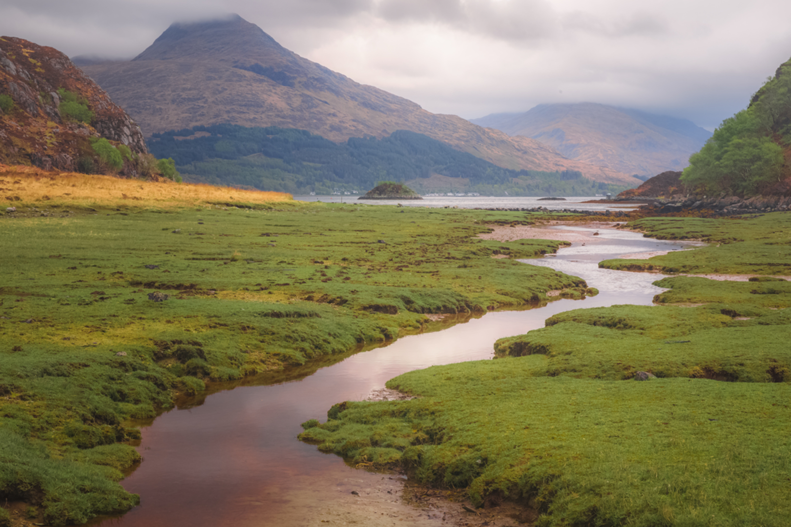 An image depicting the trail Beinn Bhuidhe and its surrounding area.