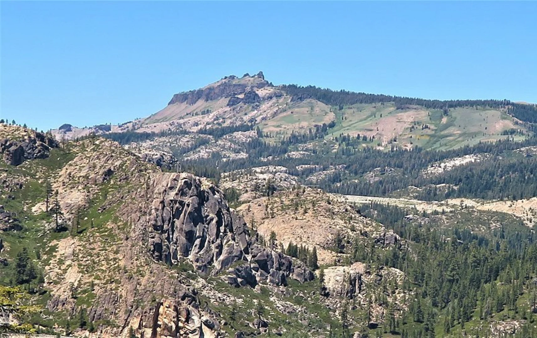 An image depicting the trail Duck Lake via Crown Valley Trail and its surrounding area.