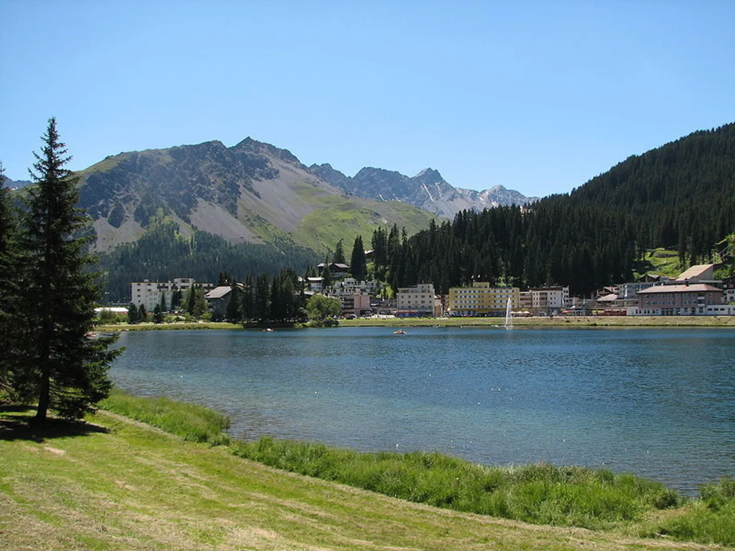 An image depicting the trail Aroser-Weisshorn-Weg and its surrounding area.