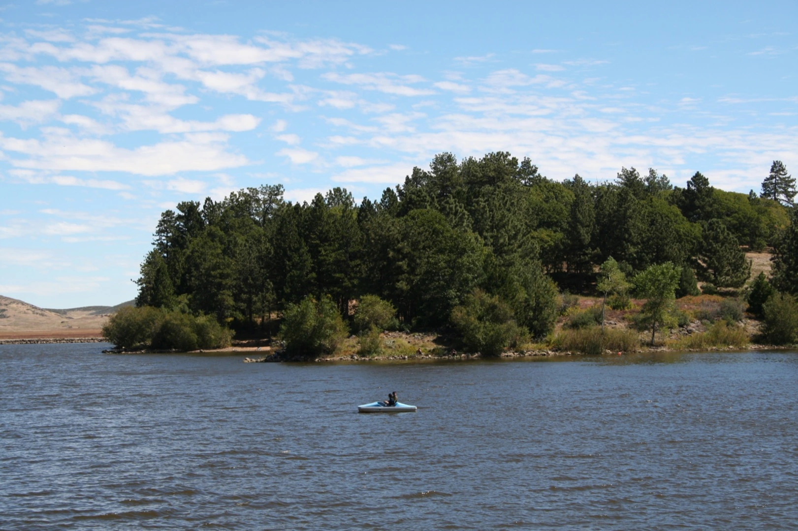 An image depicting the trail Lake Cuyamaca and its surrounding area.