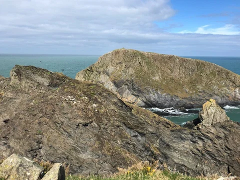 An image depicting the trail Abercastle - Abermawr and its surrounding area.