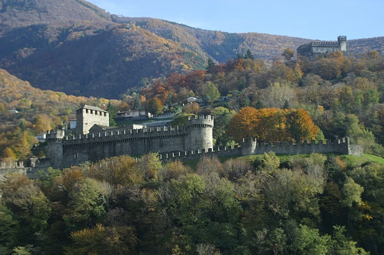 An image depicting the trail Castelgrande, Castello di Montebello and Castello di Sasso Corbaro and its surrounding area.