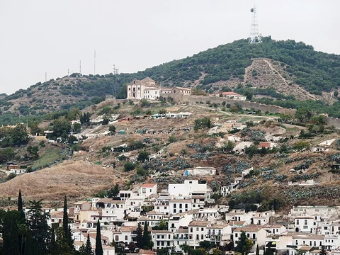 An image depicting the trail Istán - Hermitage of San Miguel and its surrounding area.