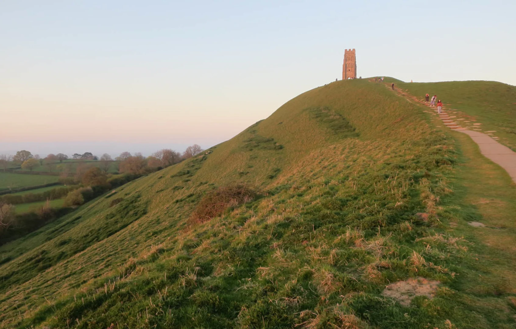 An image depicting the trail Glastonbury Tor Loop and its surrounding area.
