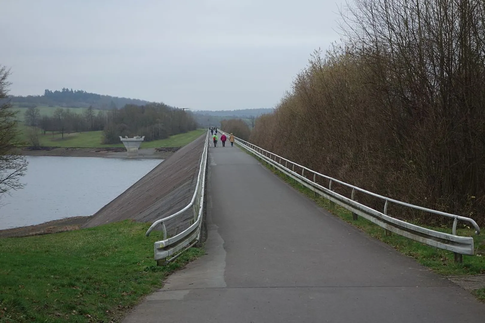 An image depicting the trail Niddastausee via Rundwanderweg Rainrod R1 and its surrounding area.
