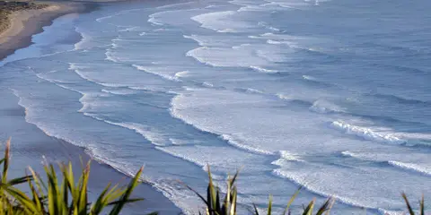 An image depicting the trail Herangi Hill via Cape Reinga Coastal Walkway and its surrounding area.