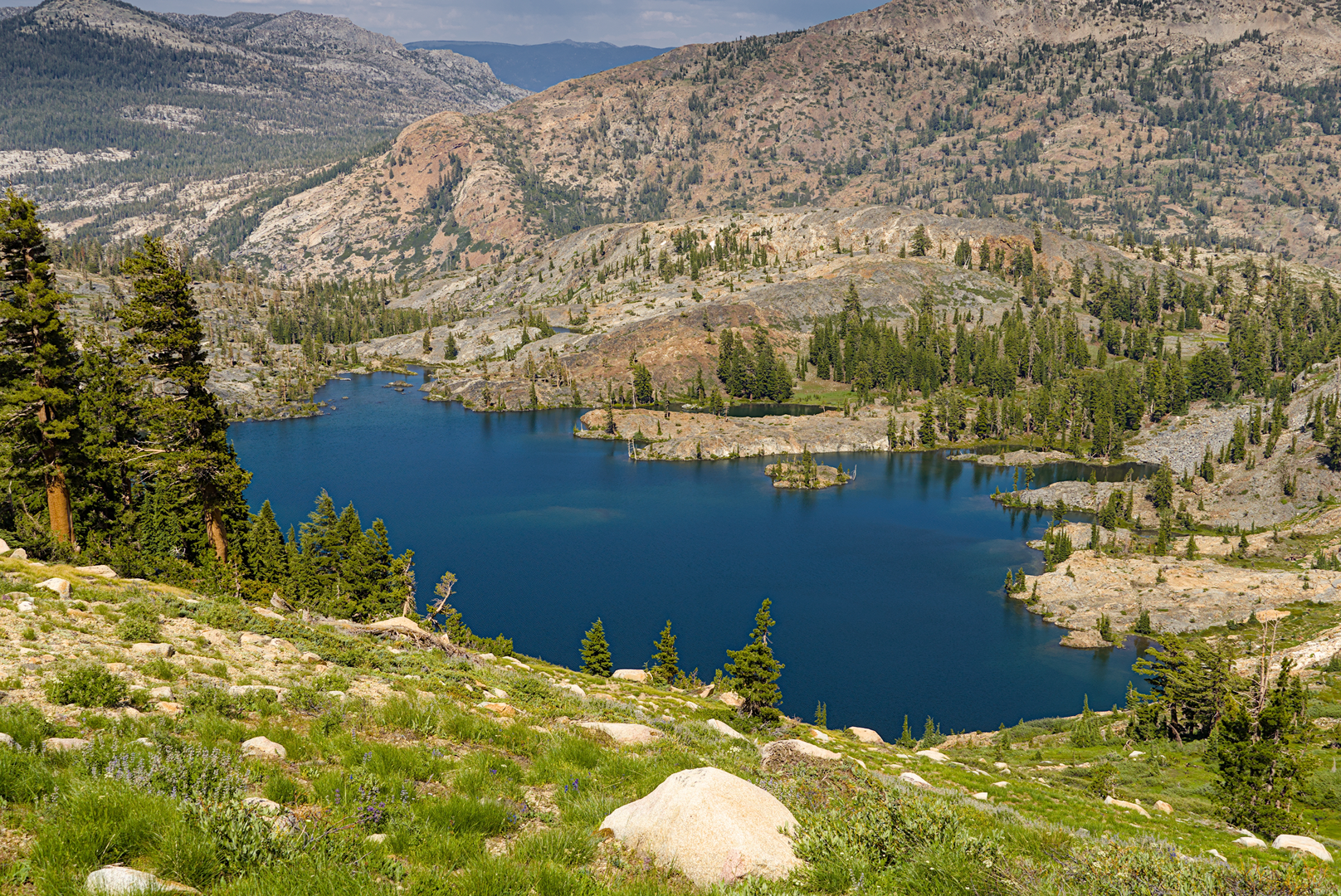 An image depicting the trail Rockbound, Red Peak Stock, Lake Lois and Maud Lake Loop Trail and its surrounding area.