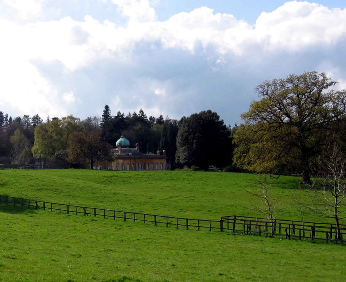 An image depicting the trail Heart of England Way and Monarch's Way and its surrounding area.
