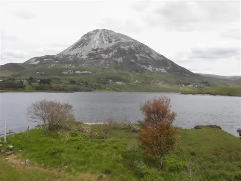 An image depicting the trail An Errigal, Mackoght and Lough Altan Walk and its surrounding area.