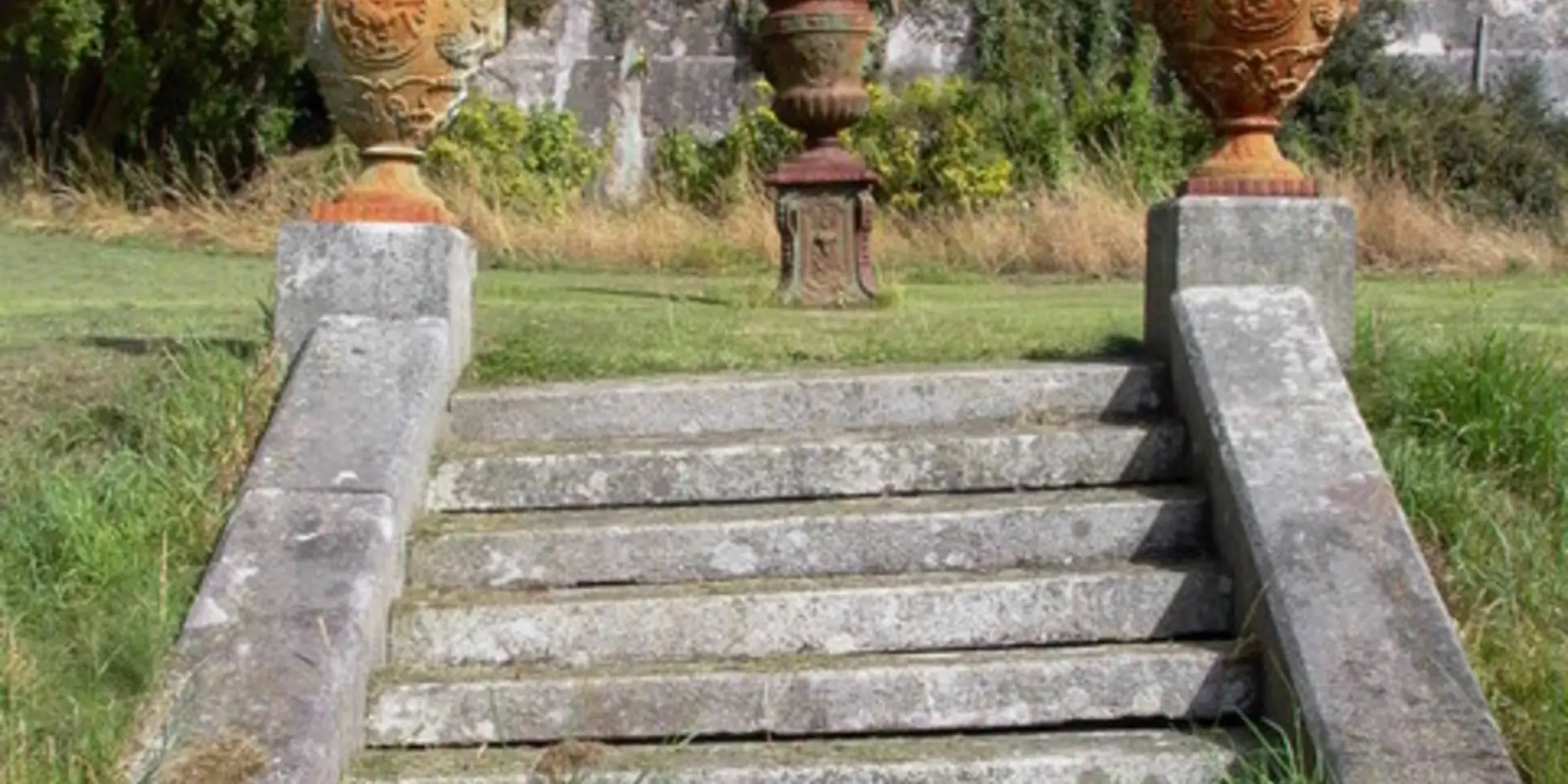 An image depicting the trail Glenart Wood Walk and its surrounding area.