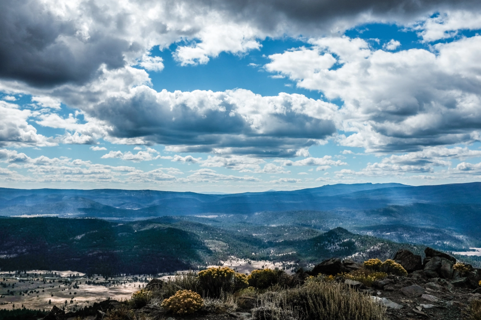 An image depicting the trail Dead Horse Rim Trail and its surrounding area.