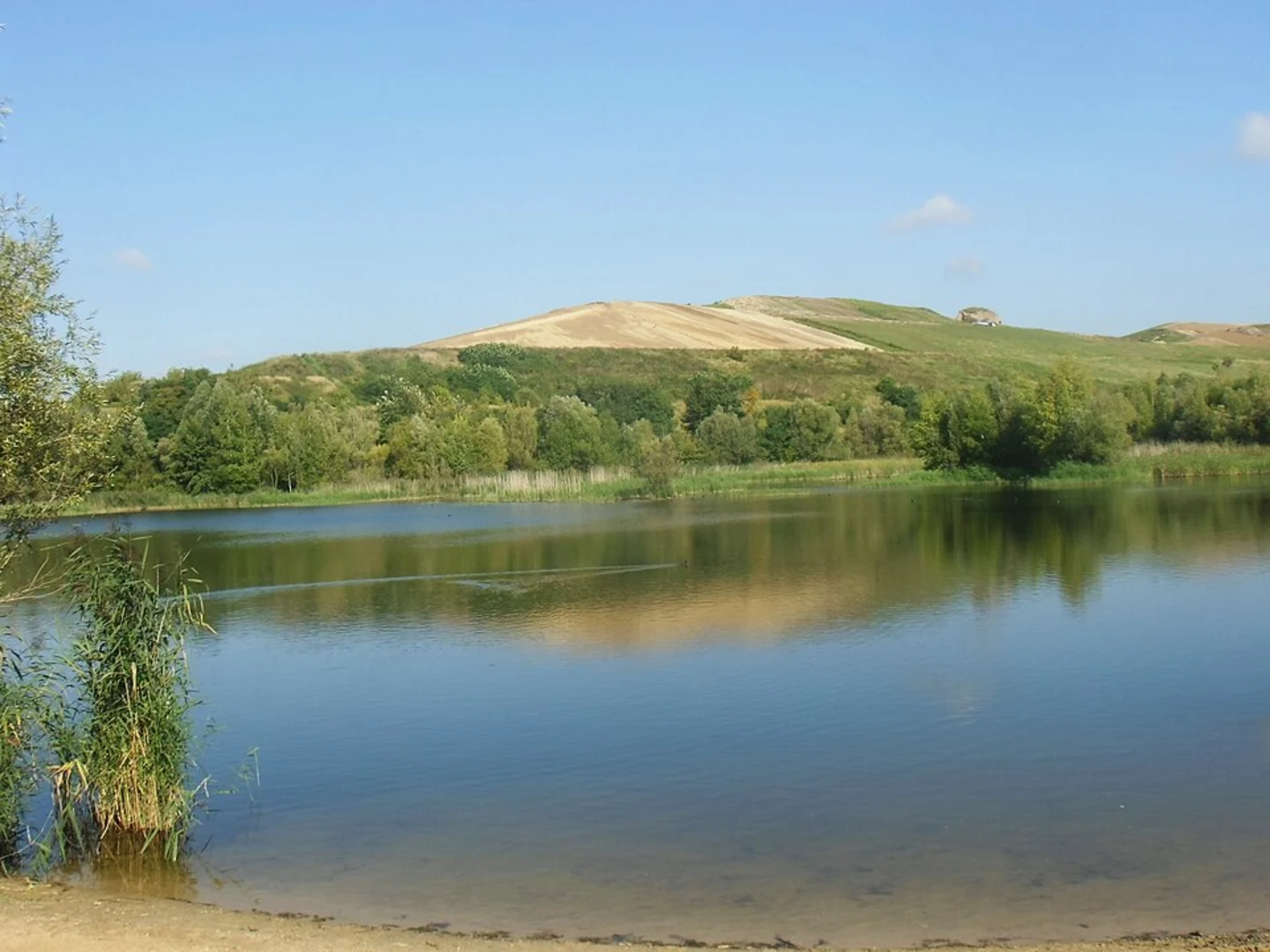 An image depicting the trail Schwarzwassersee and Arkenberger Baggersee via Barnimer Doerferweg and its surrounding area.