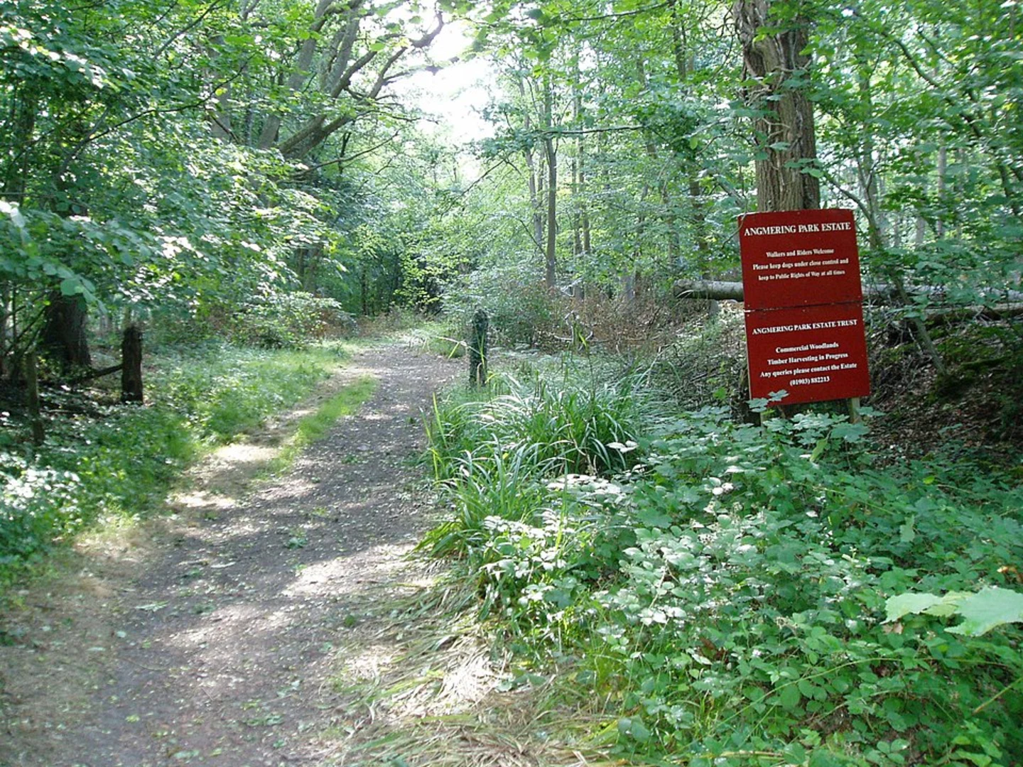 An image depicting the trail Angmering Park Estate Loop and its surrounding area.