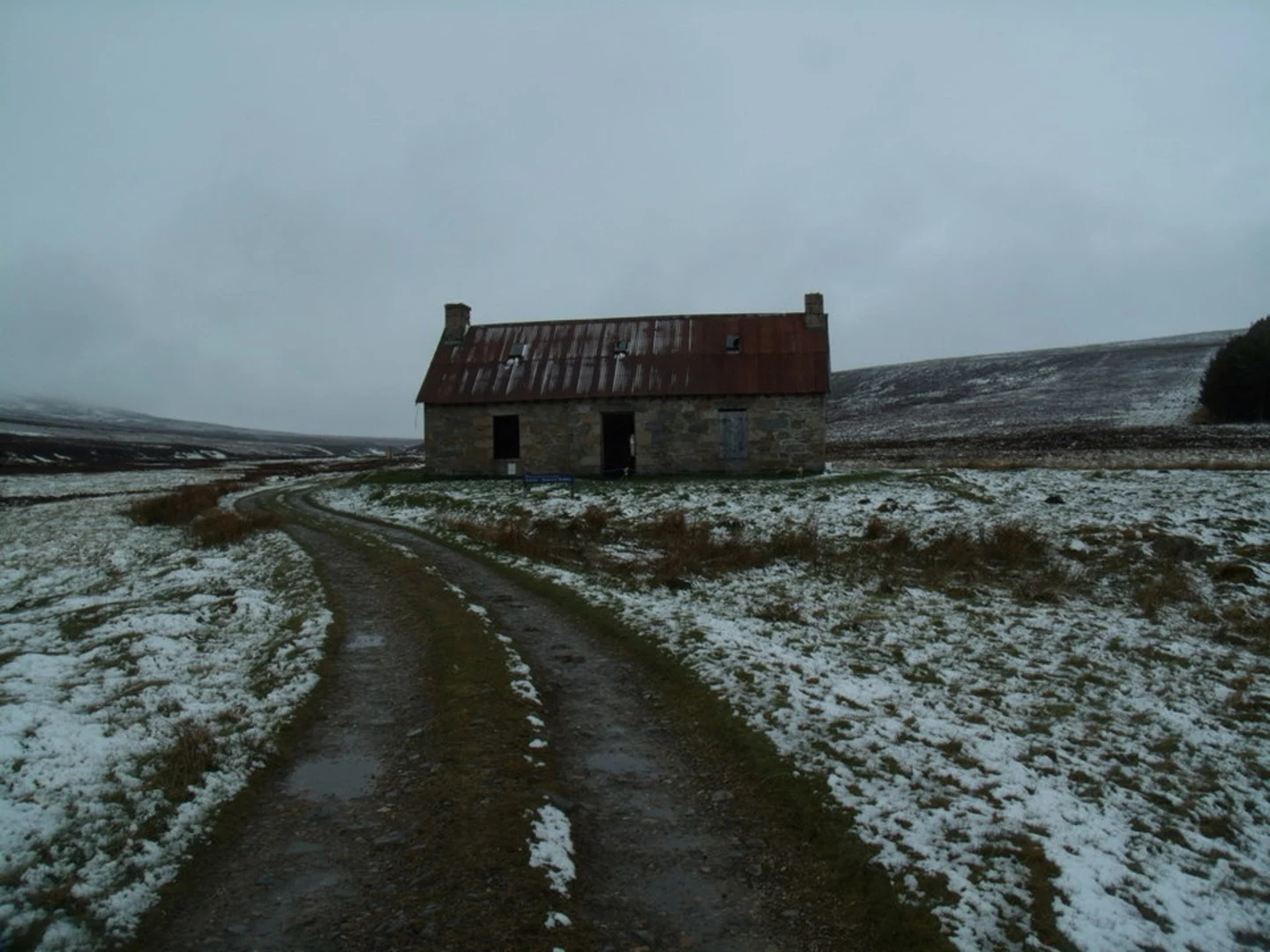 An image depicting the trail Càrn an Fhìdhleir via Ruighe Ealasaid and its surrounding area.