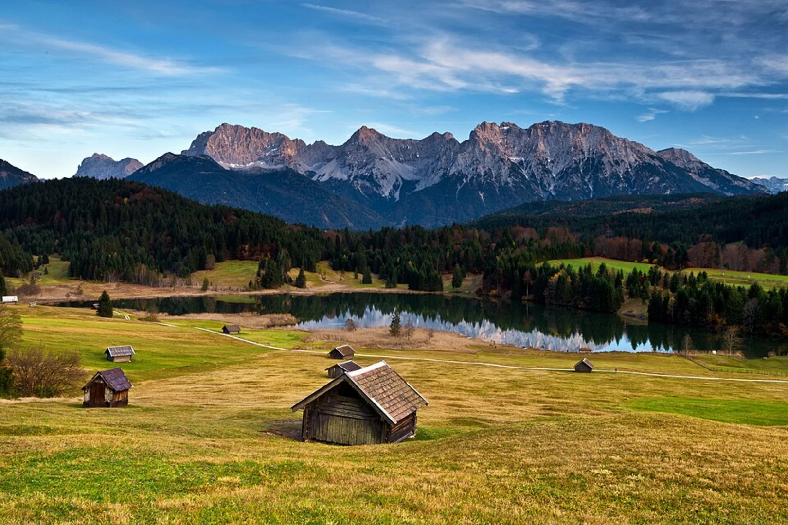 An image depicting the trail Barmsee, Geroldsee - Wagenbruchsee, Sattel and Grubsee Loop via Wanderweg 451 and its surrounding area.