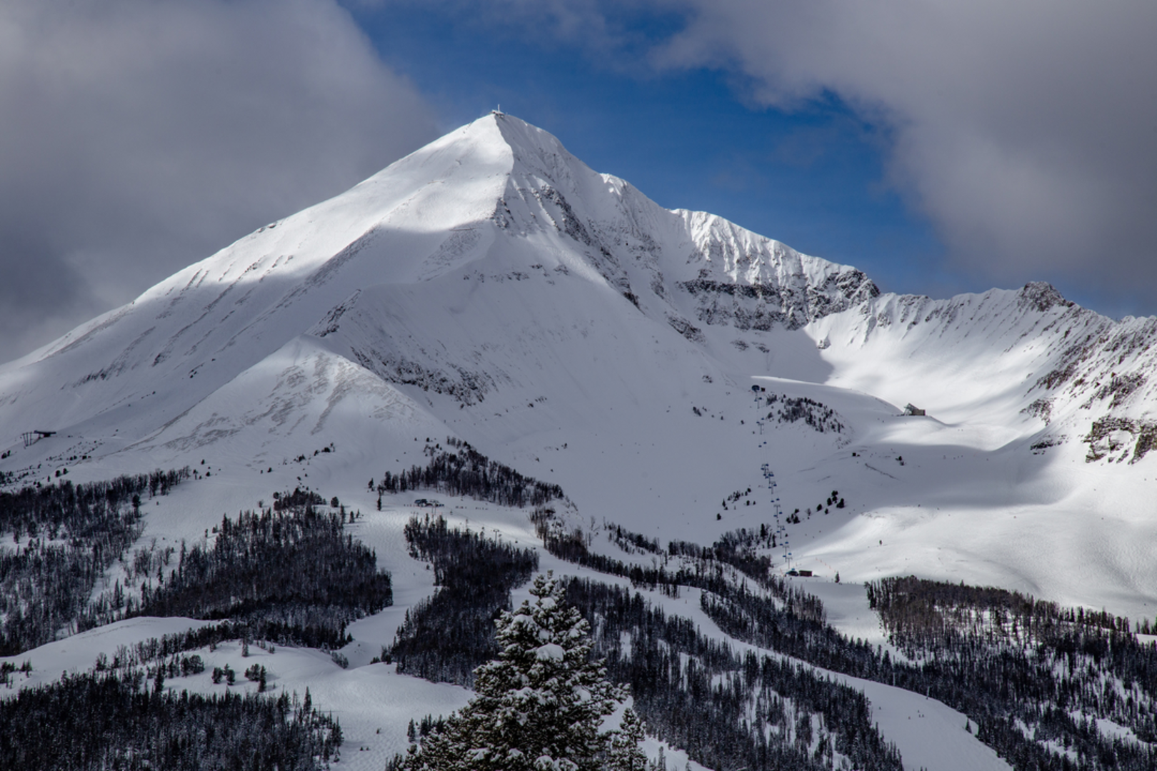 An image depicting the trail Beehive Basin Trail and its surrounding area.