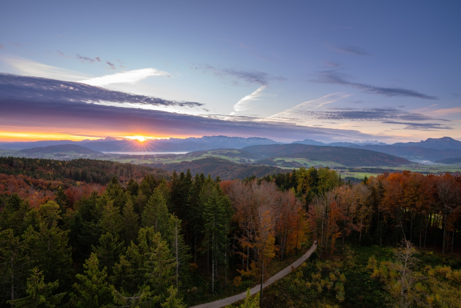 An image depicting the trail Around Buchberg from Attersee and its surrounding area.