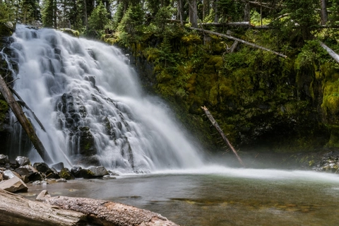 An image depicting the trail Hyalite Creek Trail to Hyalite Lake and its surrounding area.