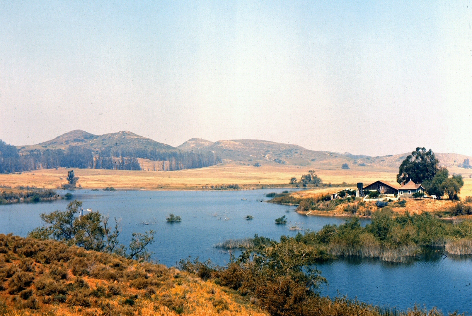 An image depicting the trail Peters Canyon Reservoir and its surrounding area.