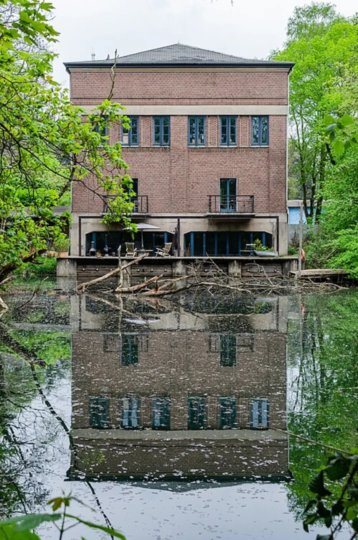An image depicting the trail Historisches Pumpenhäuschen and Itzenplitzer Weiher Loop and its surrounding area.