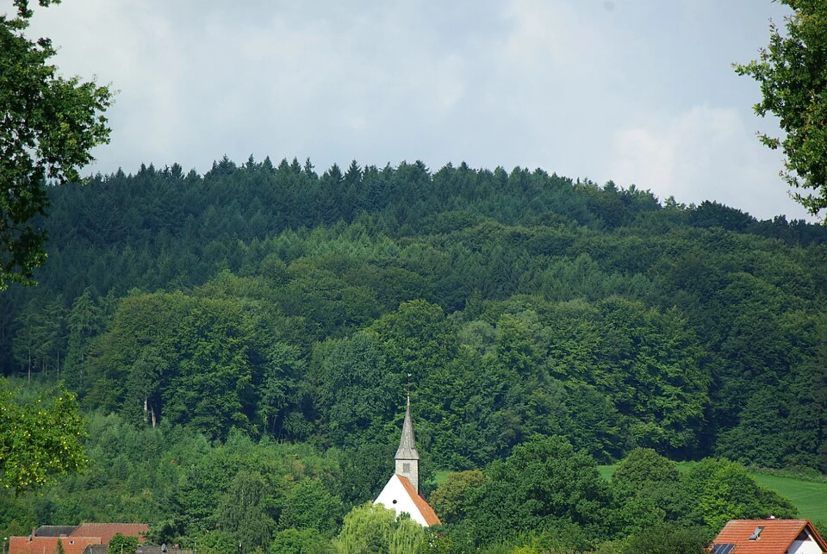 An image depicting the trail Skulpturenpark, Lengericher Berg, Hohe Horst and Leedener Berg Loop via X18 Rheine Lienen and its surrounding area.