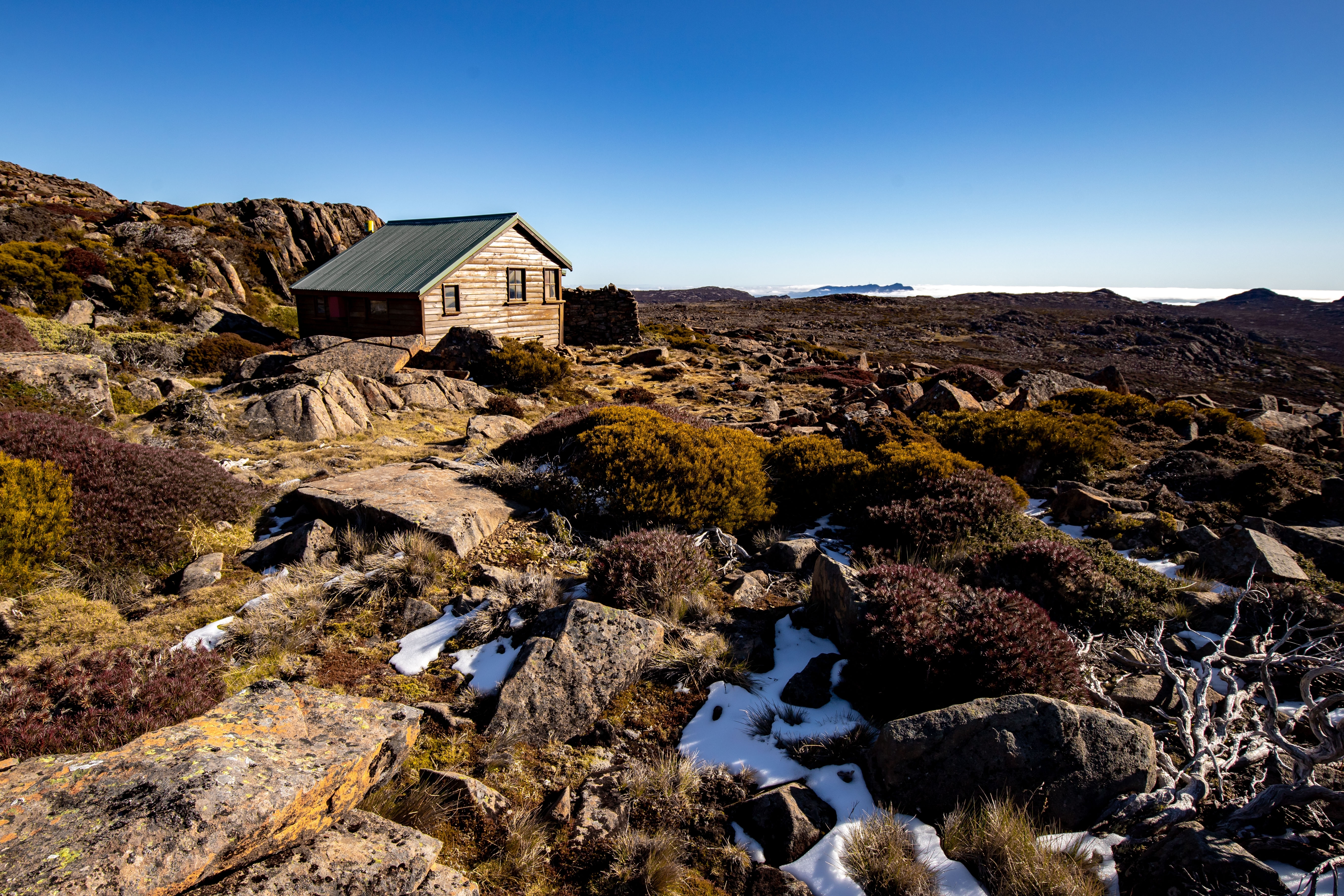 An image depicting the trail Ben Lomond National Park and its surrounding area.