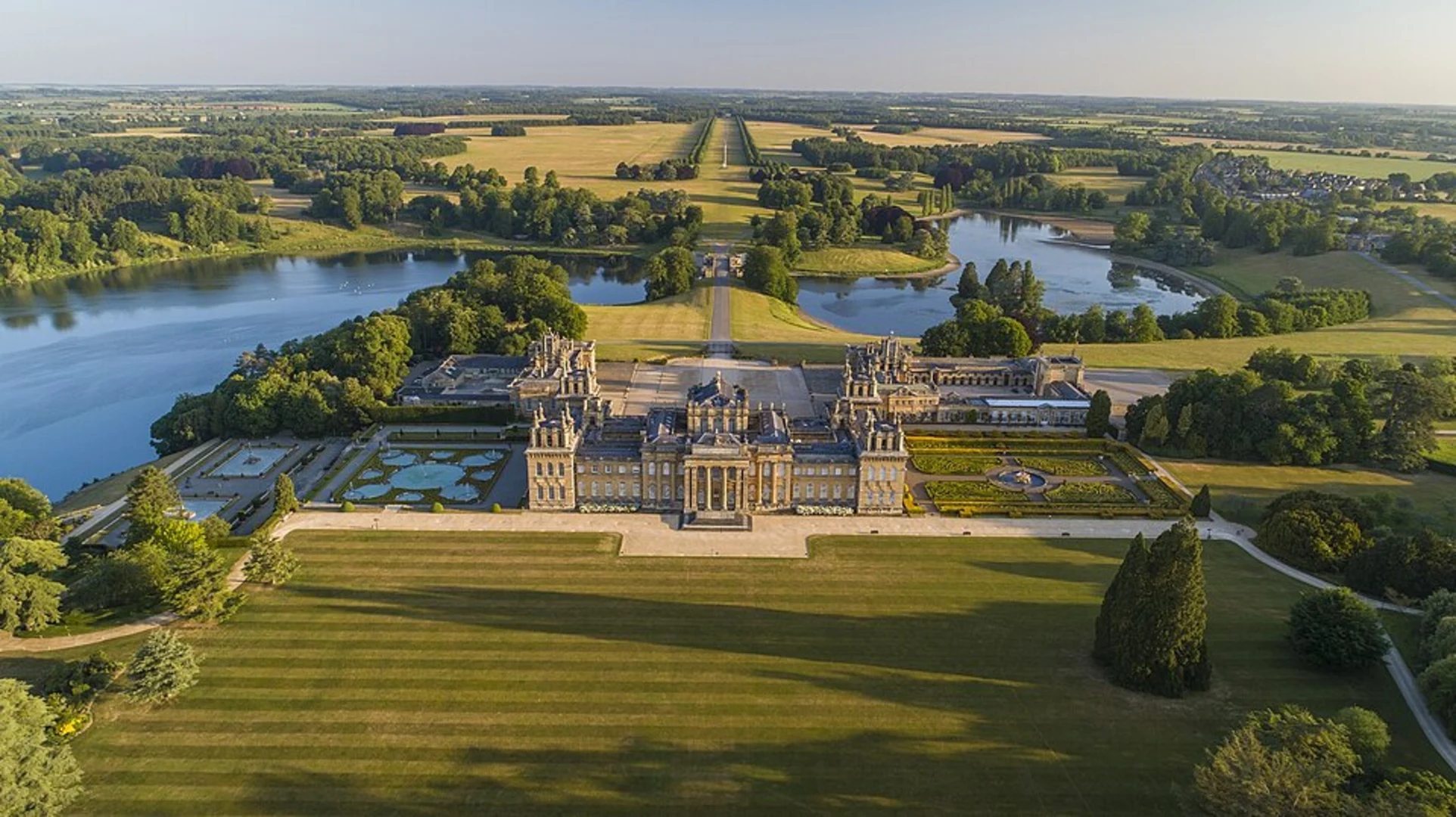 An image depicting the trail Blenheim Palace and The Lake Loop - Bladon and its surrounding area.