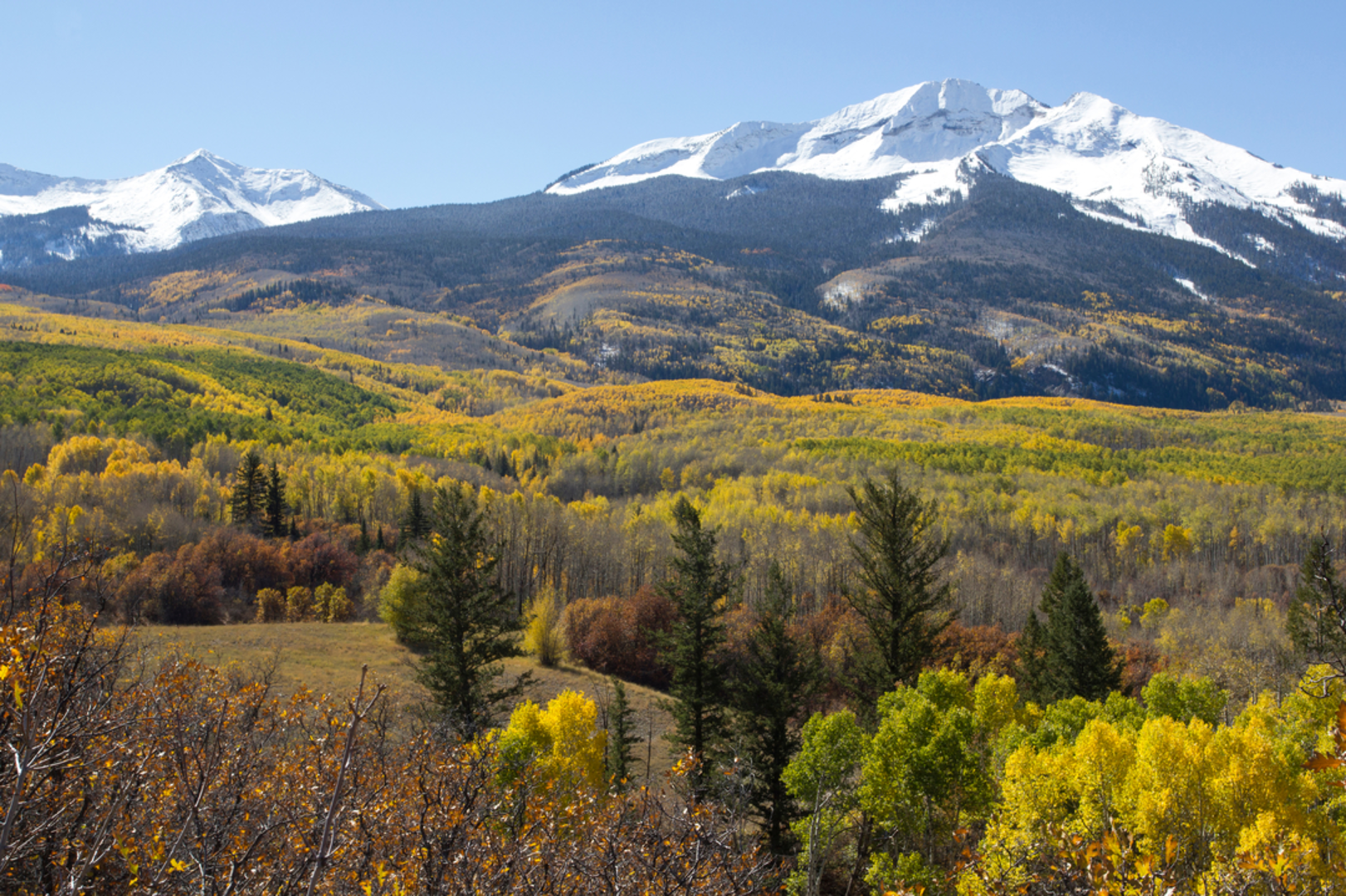 An image depicting the trail Raven Mesa Trail and its surrounding area.