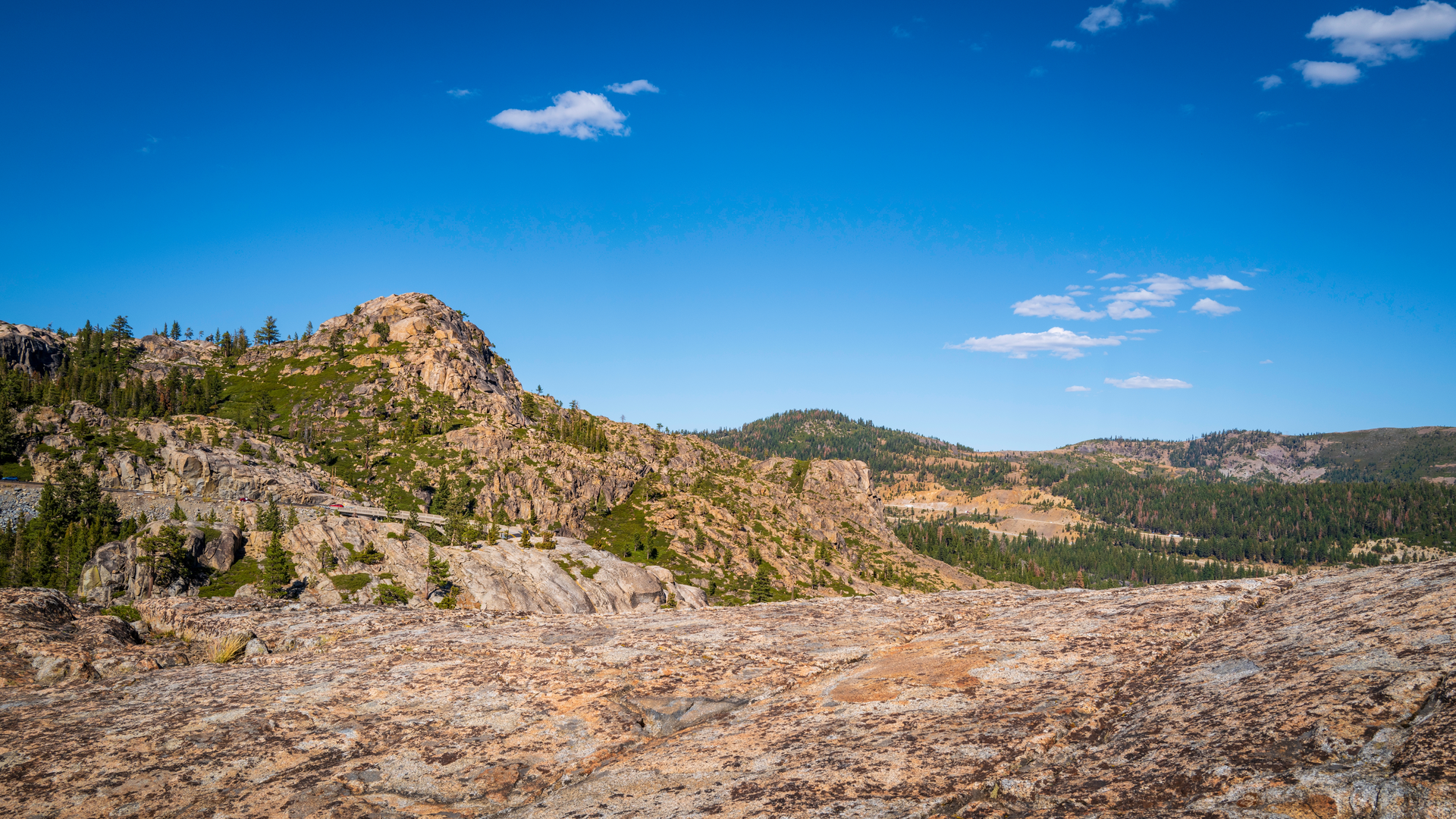 An image depicting the trail Glacier Meadow, Pacific Crest and Donner Summit Lakes Loop Trail and its surrounding area.