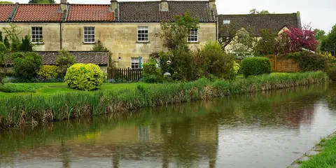 An image depicting the trail Cross Cotswold Pathway - Macmillan way section and its surrounding area.