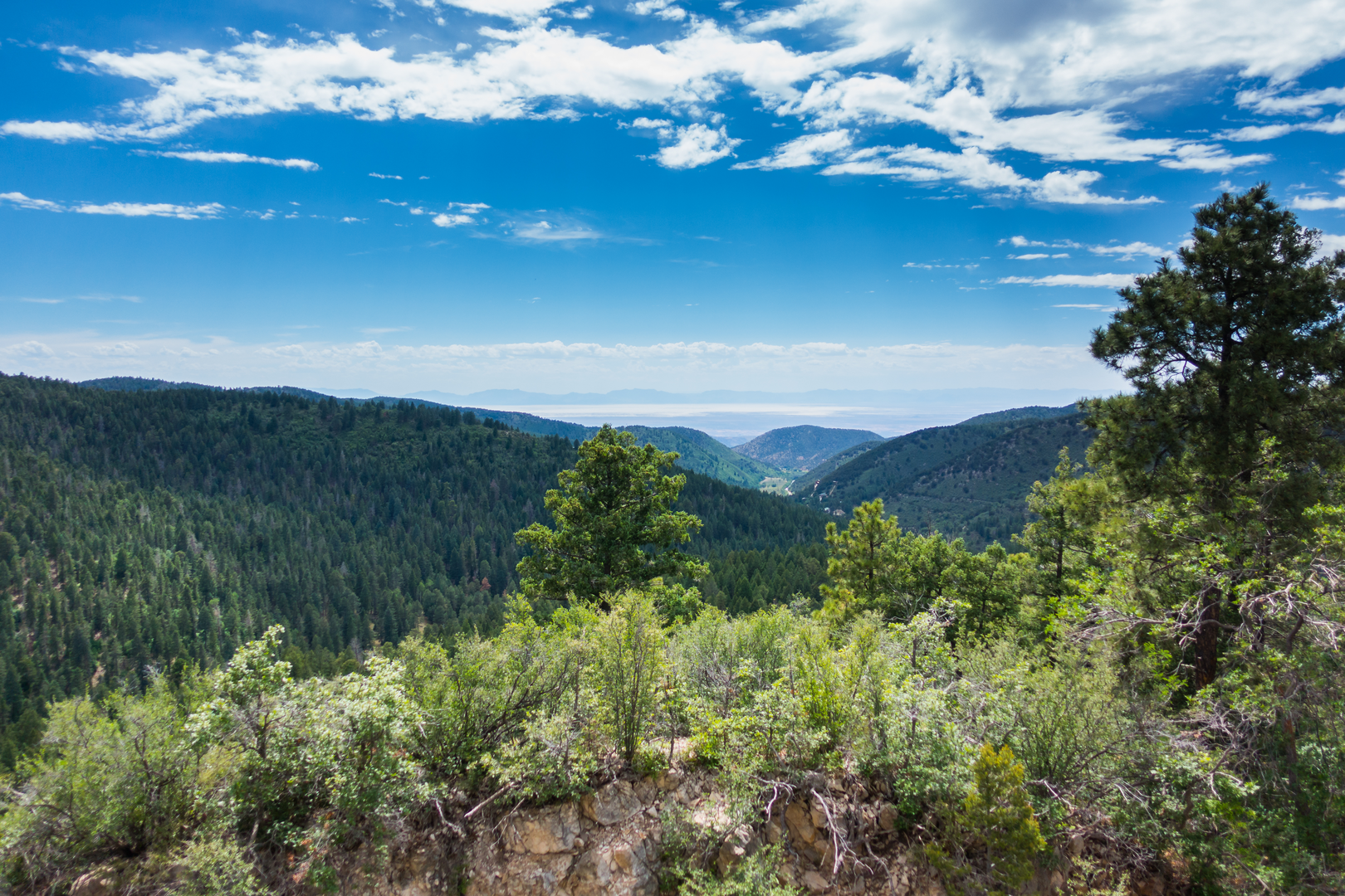 An image depicting the trail Sacramento Rim Trail and its surrounding area.