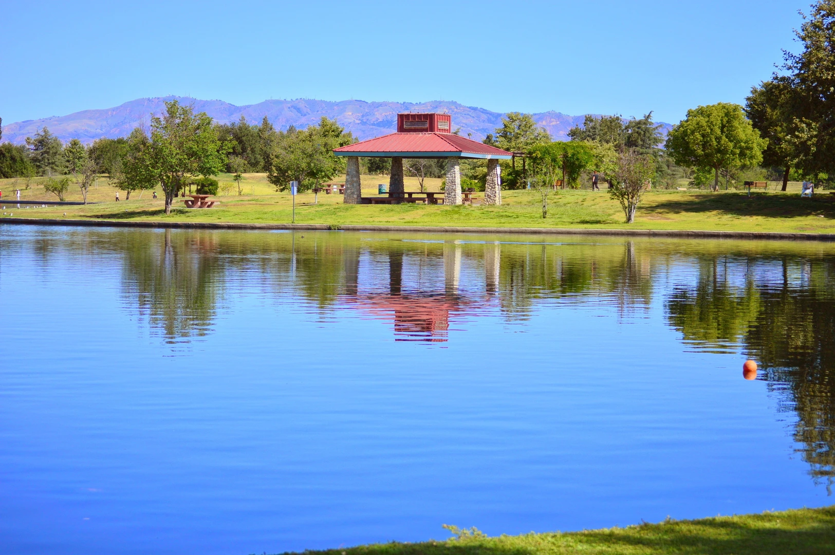 An image depicting the trail Lake Balboa Loop and its surrounding area.
