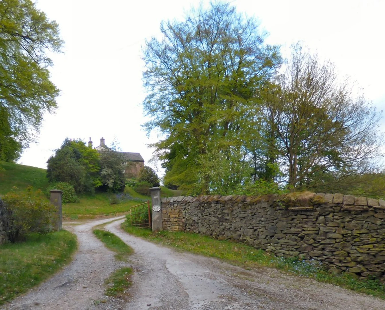 An image depicting the trail Roman Lakes and Lower Cliffe via Cown Edge Way and its surrounding area.