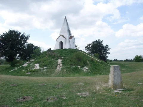 An image depicting the trail Farley Mount Monument and Parnholt Wood Loop and its surrounding area.