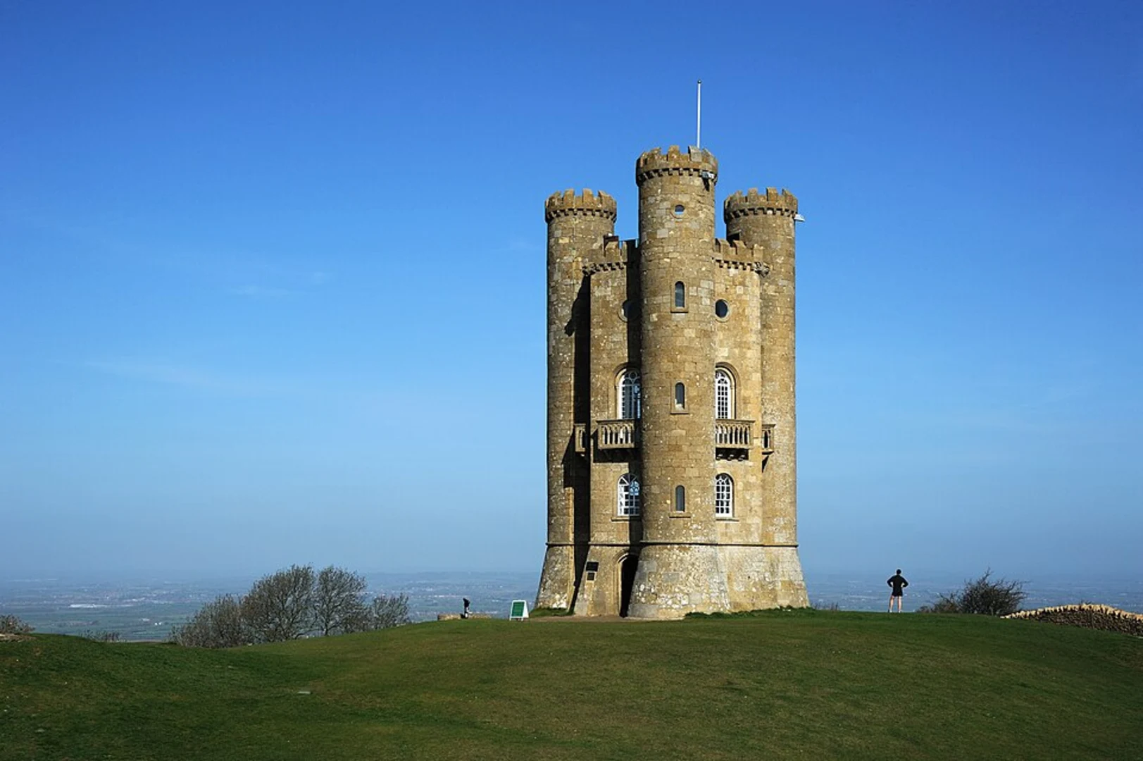 An image depicting the trail Broadway Tower Circular and its surrounding area.