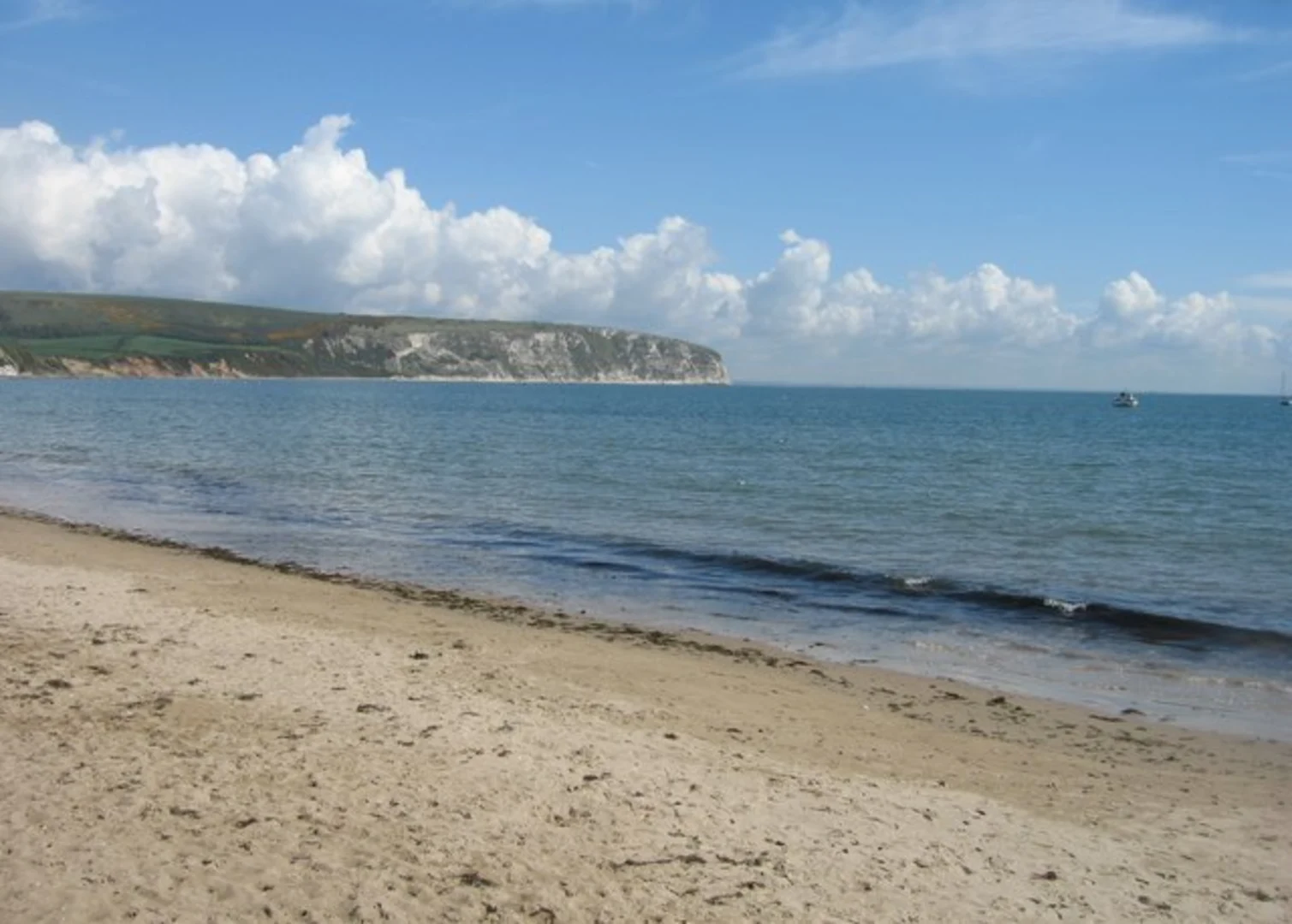An image depicting the trail Isle of Purbeck Golf Club to Swanage Walk and its surrounding area.