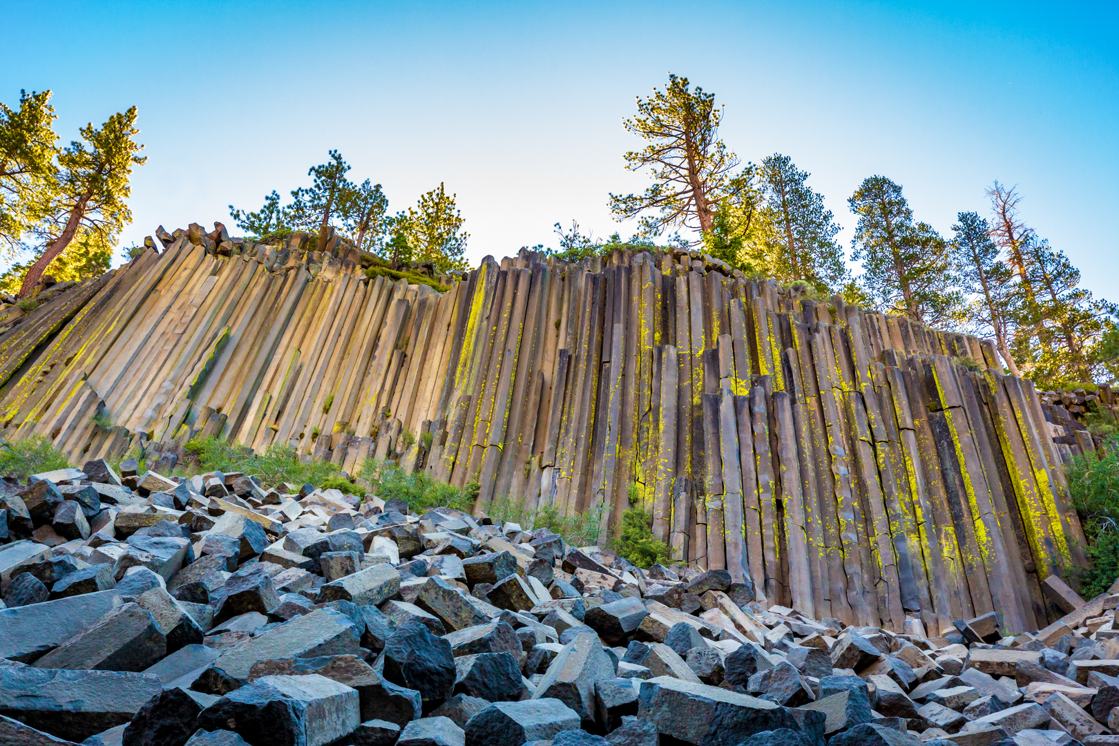 An image depicting the trail Middle Fork San Joaquin River Trail and its surrounding area.