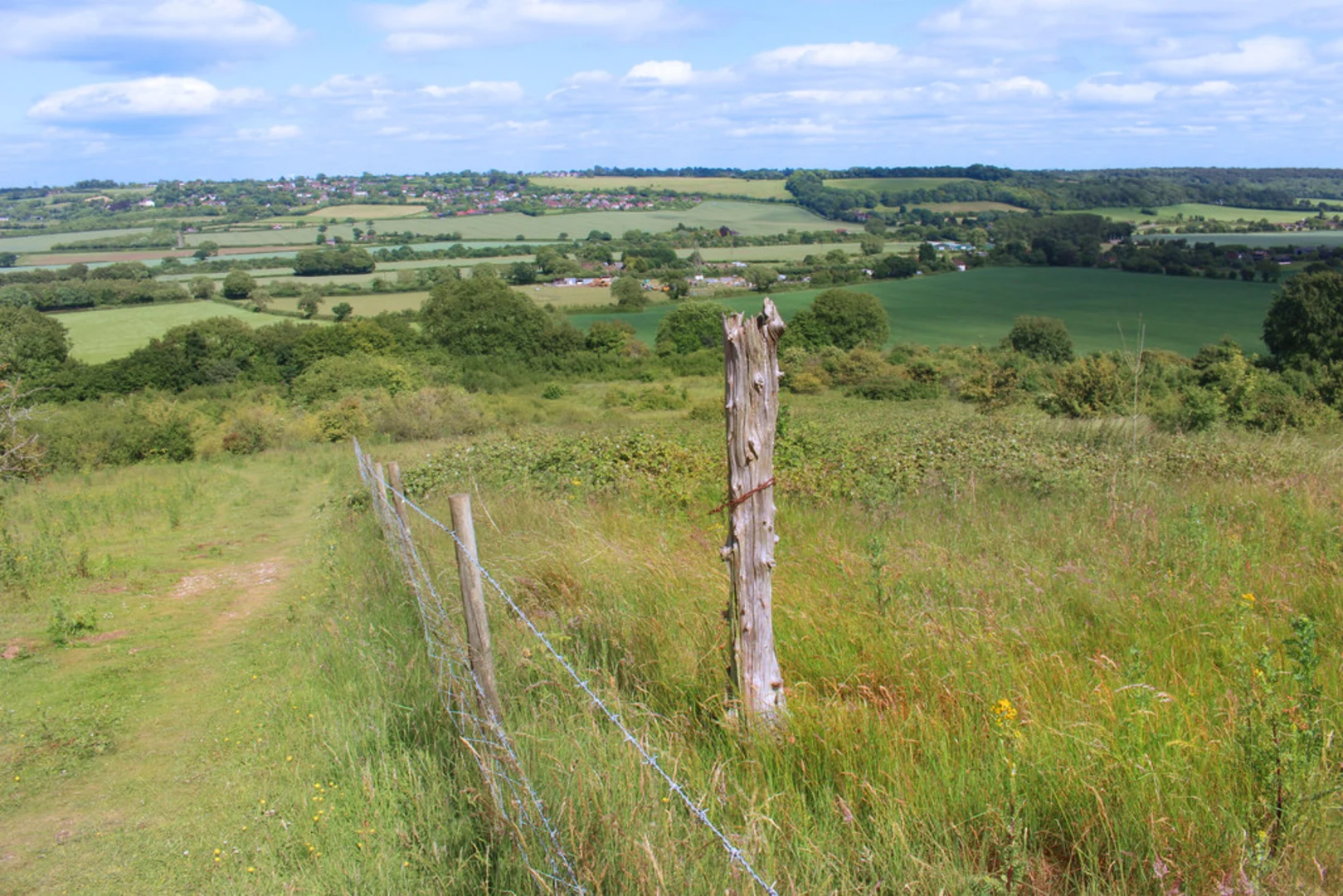 An image depicting the trail Hempton Wainhill via The Ridgeway and Midshires Way and its surrounding area.