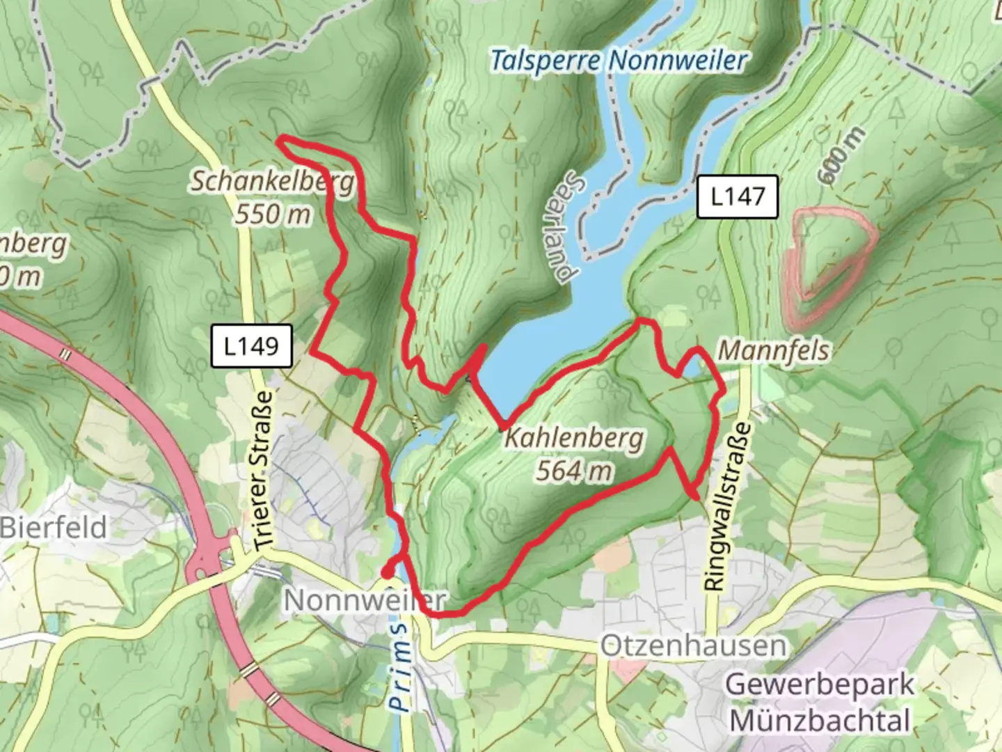 An image depicting the trail Kloppbrucher-Weiher via Saar Hunsrueck Steig and its surrounding area.