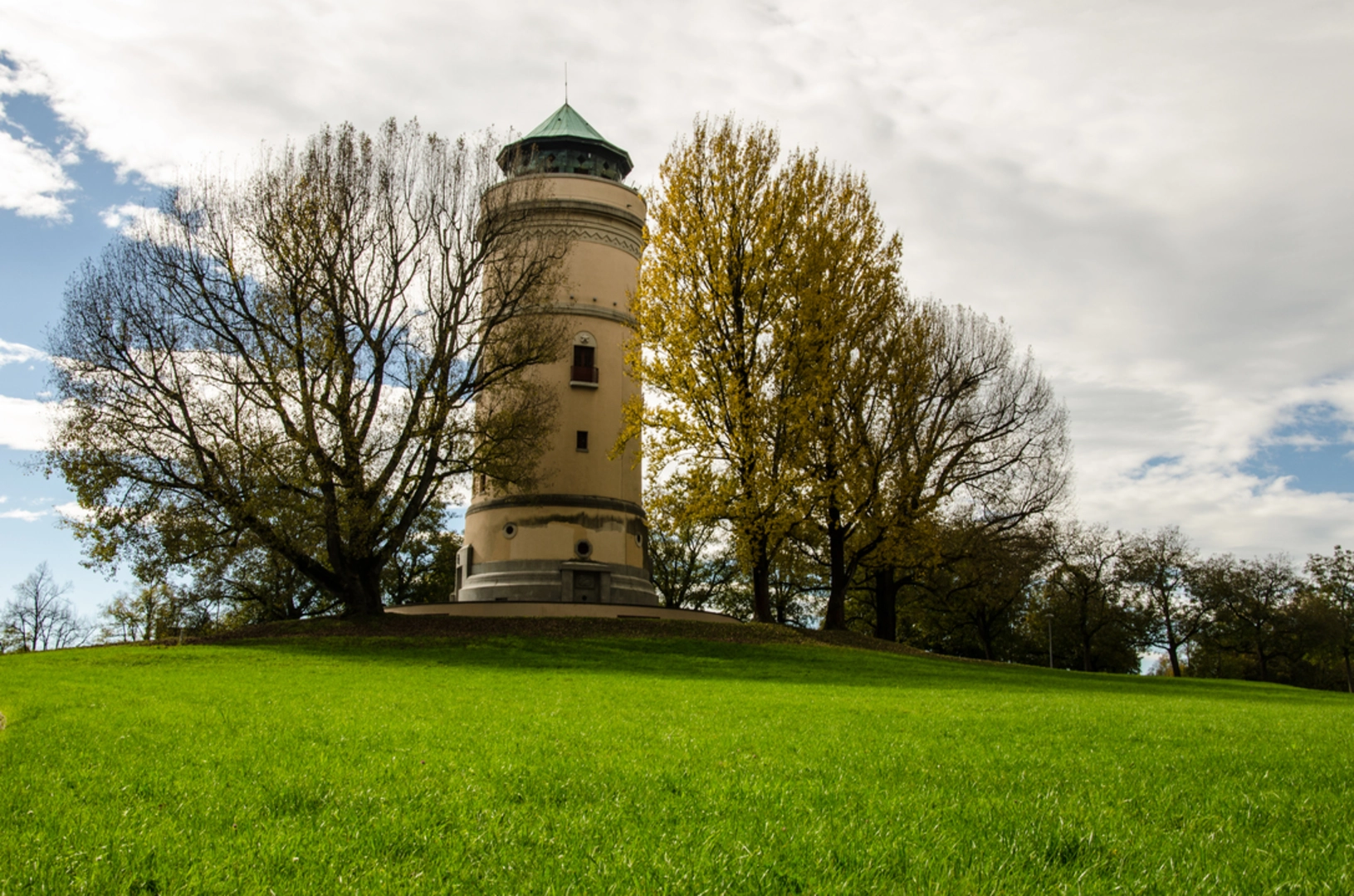 An image depicting the trail Bruderholzweg and its surrounding area.