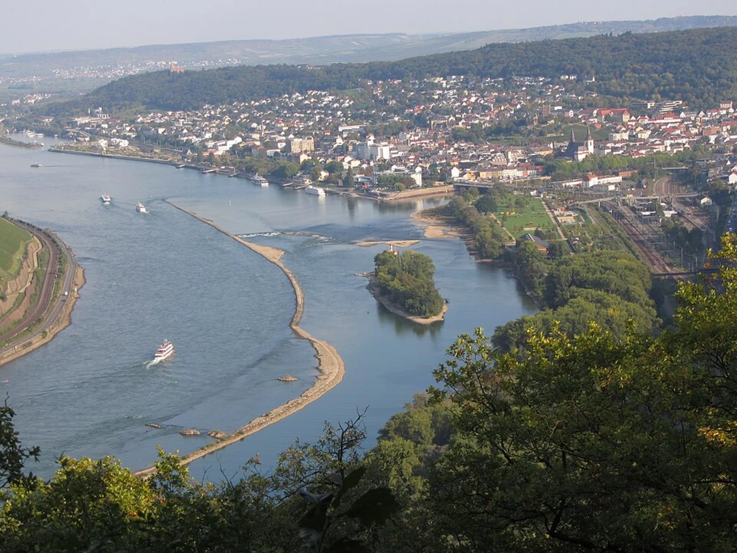 An image depicting the trail Fichtenkopf, Binger Loch Blick and Rastplatz Ehrenfelsblick via Hessenweg and its surrounding area.
